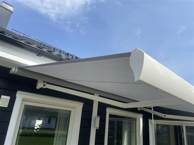 Terrassmarkis T420 med designfront som finns som ett tillval