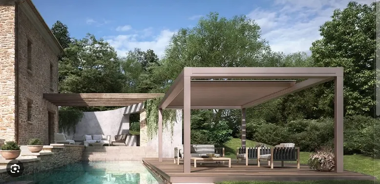 Utomhuspool med sittplats under ett pergola, omgivet av träd och grönska.