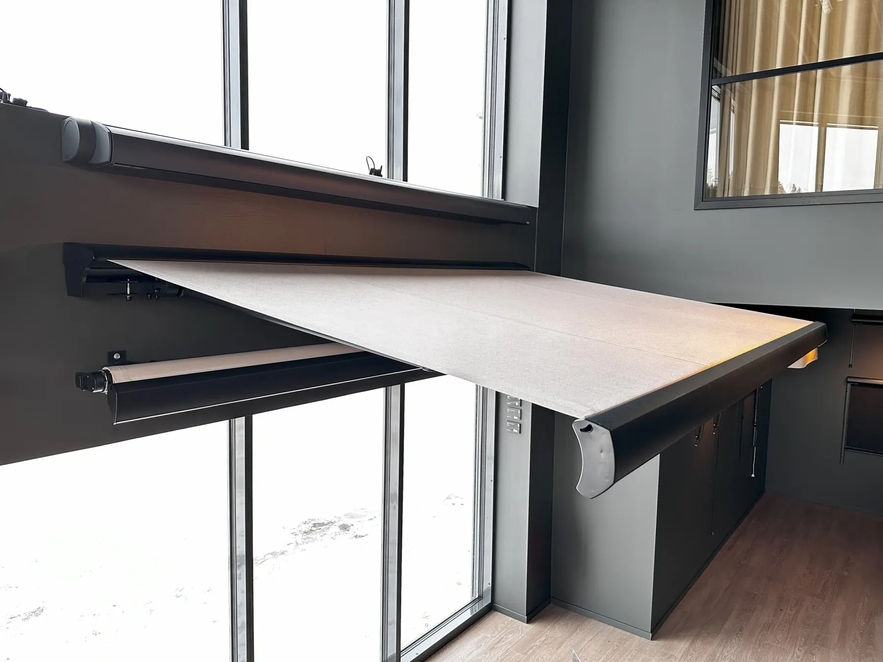 Terrassmarkis T370 halvkassett svartlackerad. Profilerna är helt i aluminium för lång hållbarhet