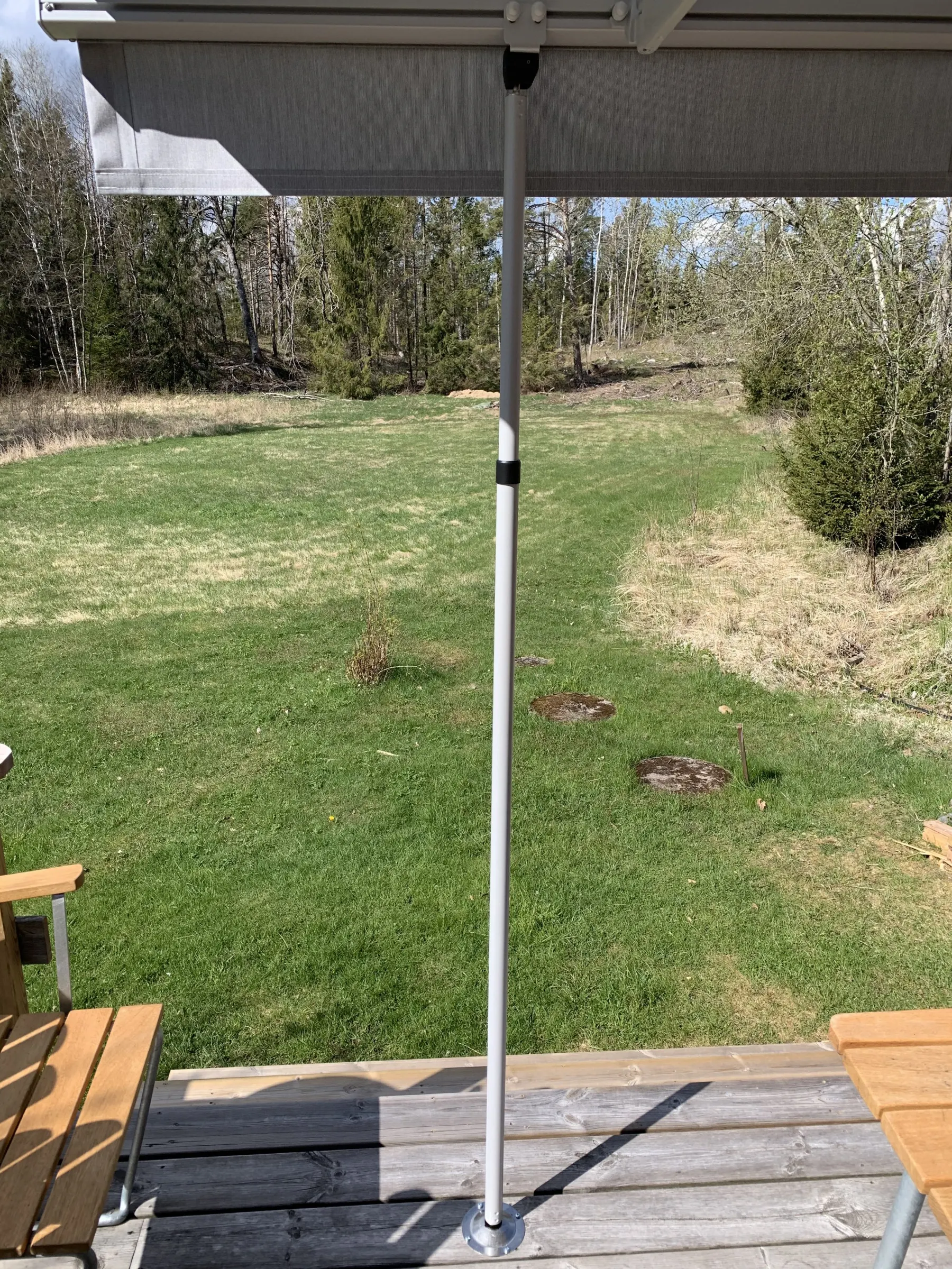 Teleskopstag / Vindsäkring. Justerbara från 1500-2500 mm. Finns i färgerna Silver, Svart samt Vitlackerad i samma färg som markisstativet.Montera fast i frontprofilen med hållare  som man fäller upp när man inte använder stagen