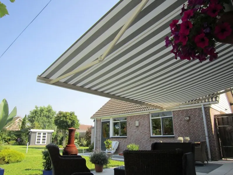 StyRa® T520 är en öppen och kompakt terrassmarkis med Dynema-band i armarna för ökad stabilitet. Markisen monteras nära inpå väggen och blir därmed mindre i storlek jämfört med andra terrassmarkis modeller.