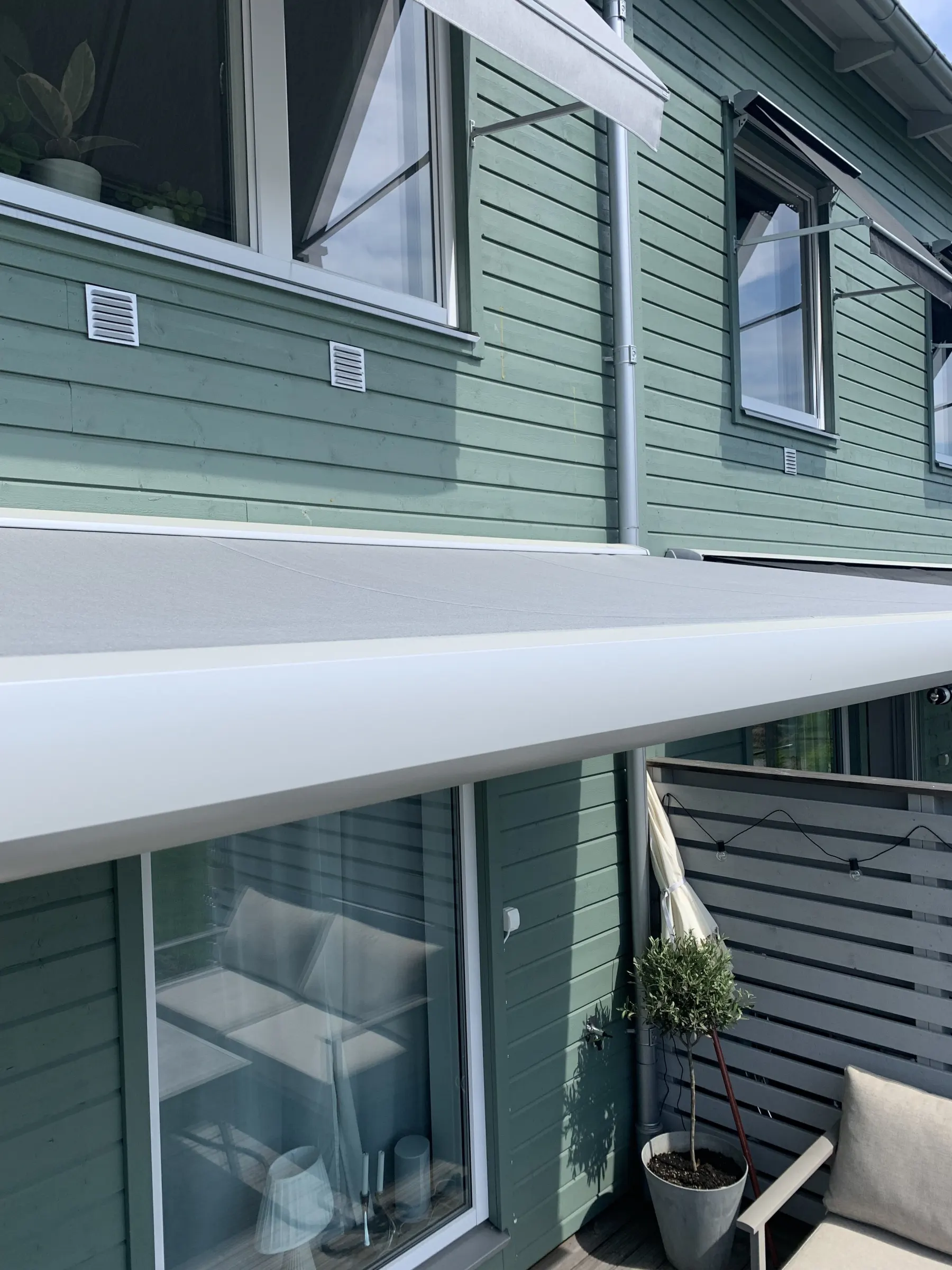 Terrassmarkis StYra T380 Halvkassett med täckande bottenplåt