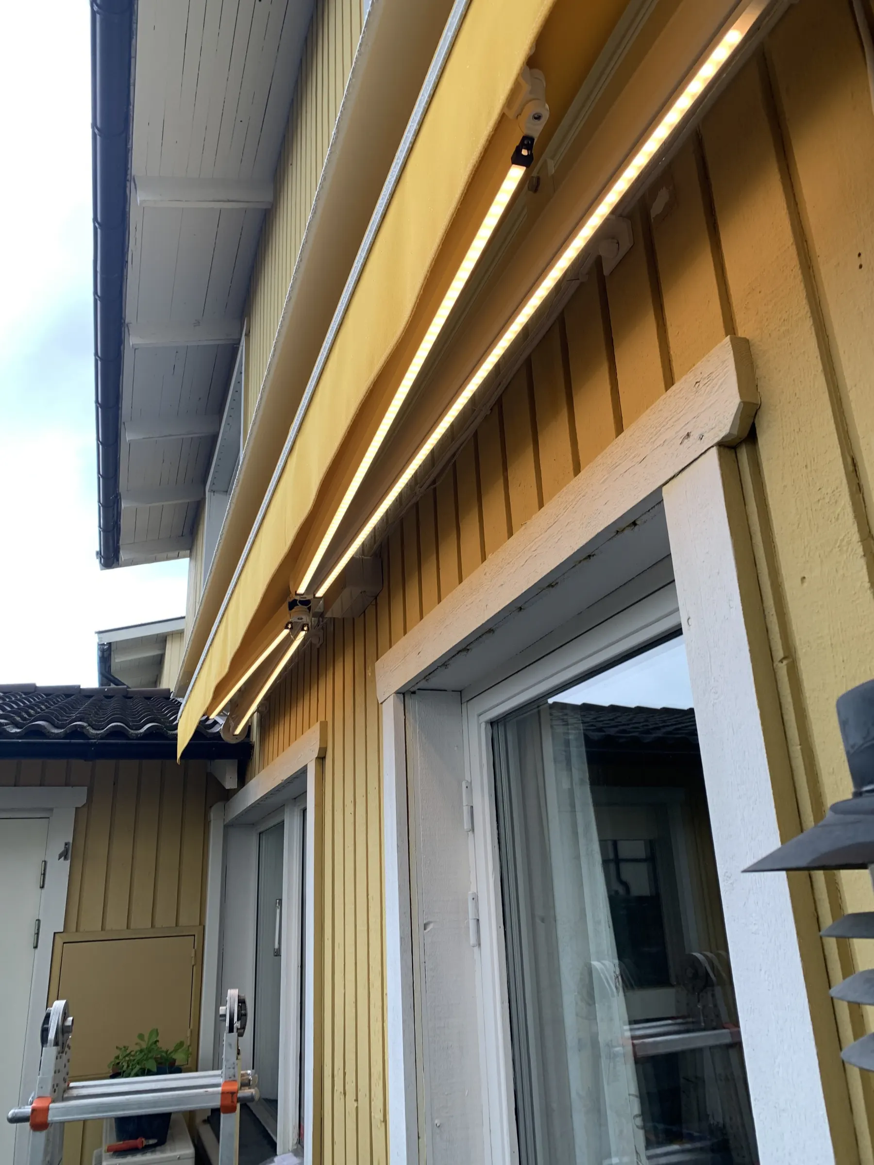 Terrassmarkis StyRa T420 med LED belysning
