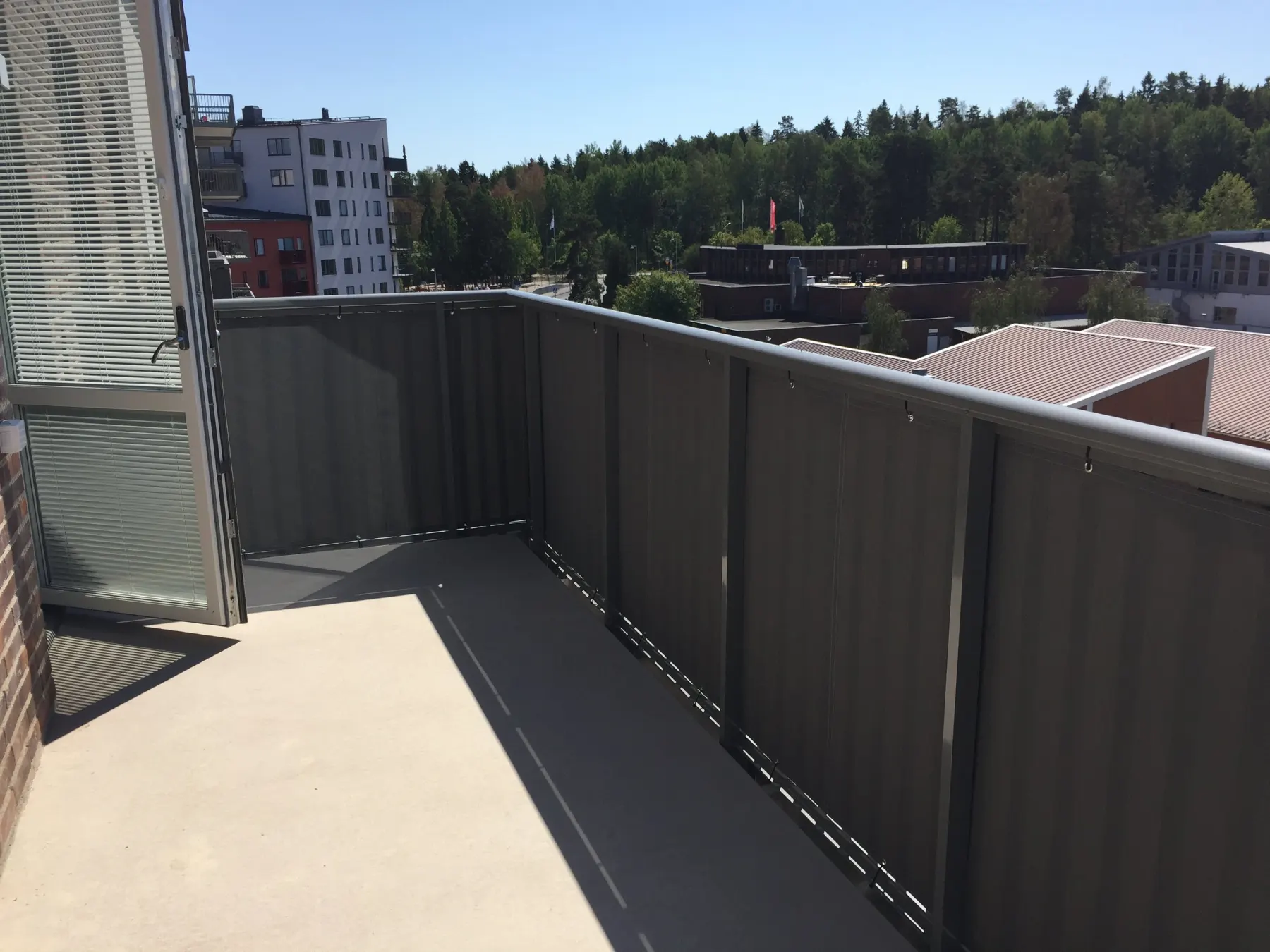 Balkongskydd med markisväv och islagna kromöljetter