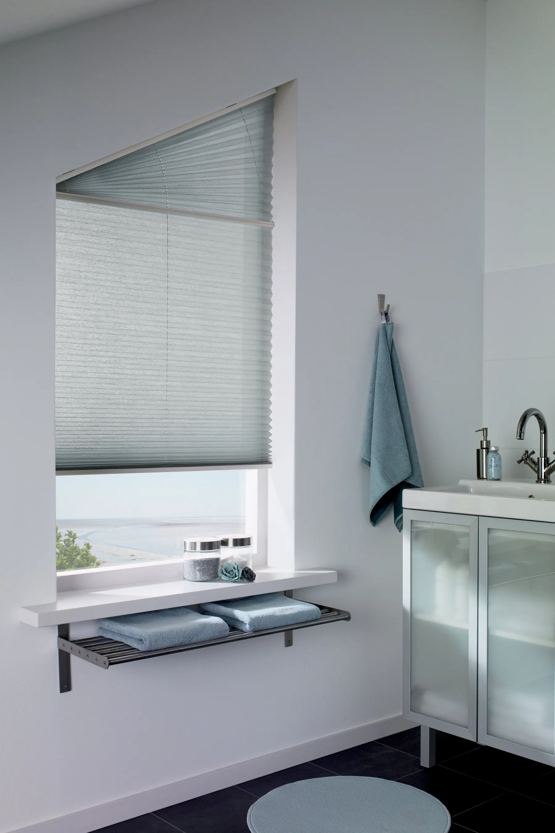 Invändiga solskydd med design. Plissé- och Dubbelplisségardiner är nya moderna varianter av aluminium persiennen, och även ett praktiskt och snyggt alternativ till vanliga traditionella gardiner.