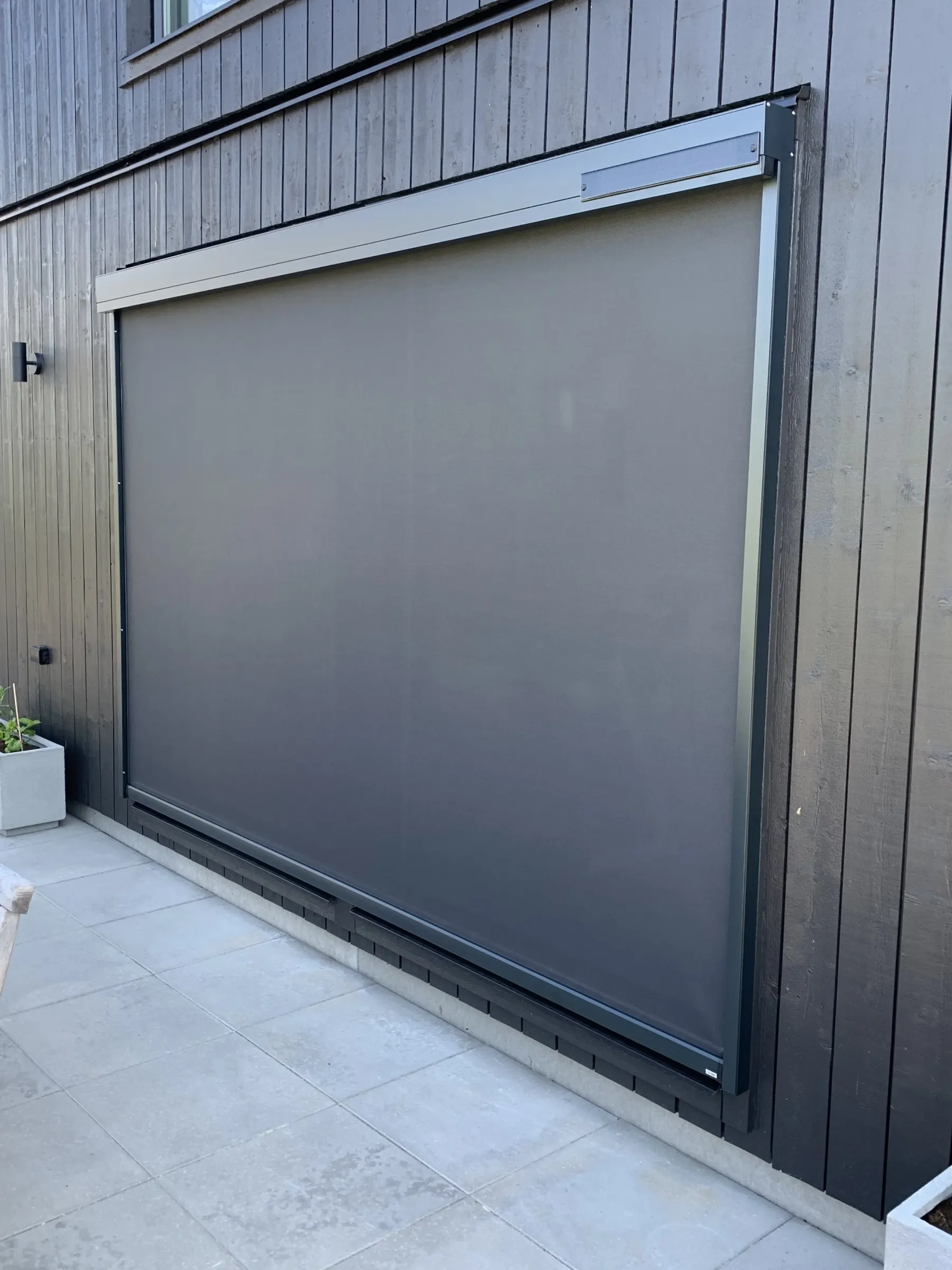 Z460 4K Solcell är en stilren Zip Screen som helt och hållet drivs av förnyelsebar energi via en solcellspanel.
