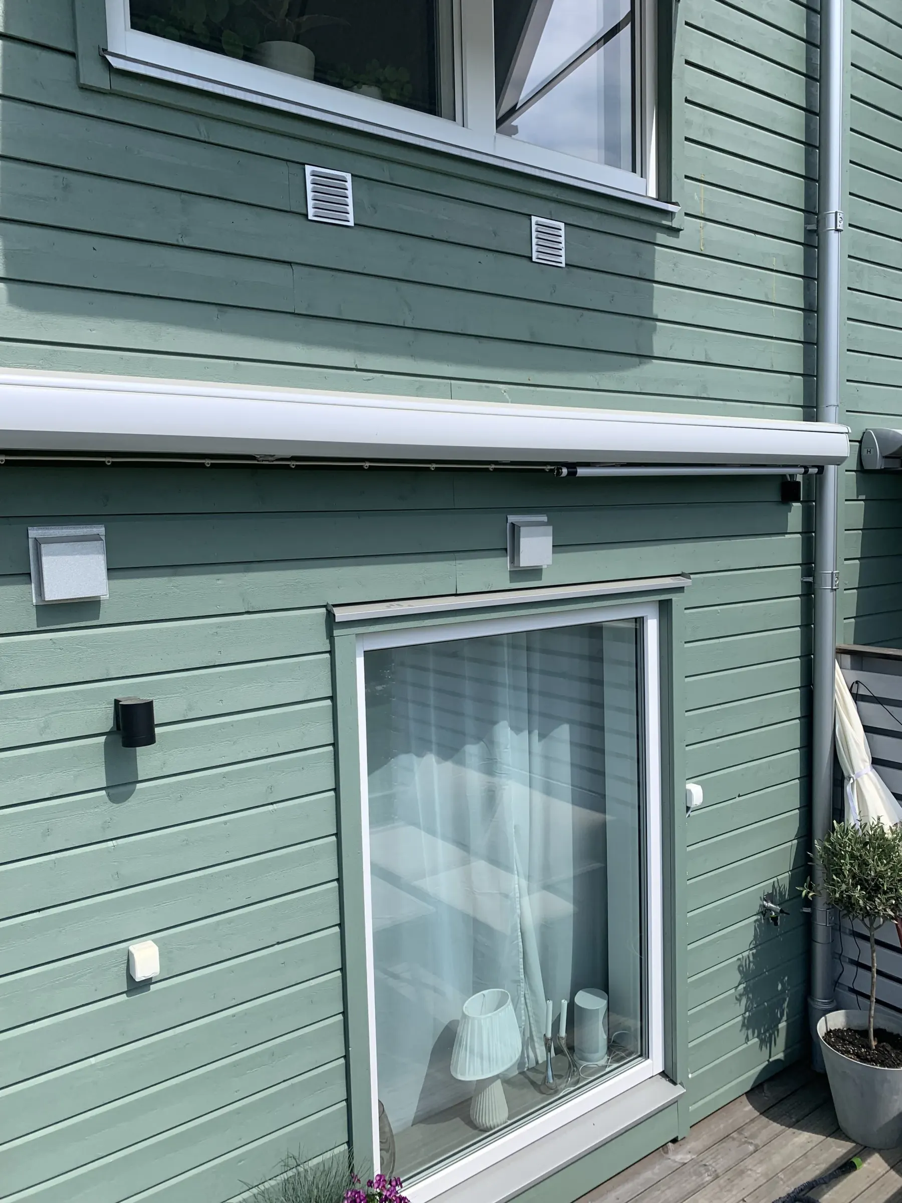 StYra Terrassmarkis T380 Halvkassett med täckande bottenplåt med Somfy radiomotor med fjärrkontroll och Teleskopstag