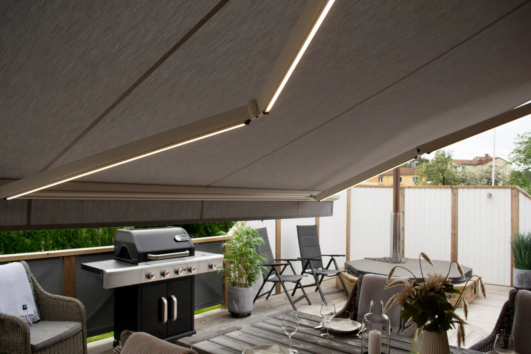 Terrassmarkis med monterade led-belysning på armarna finns med dimmer funktion