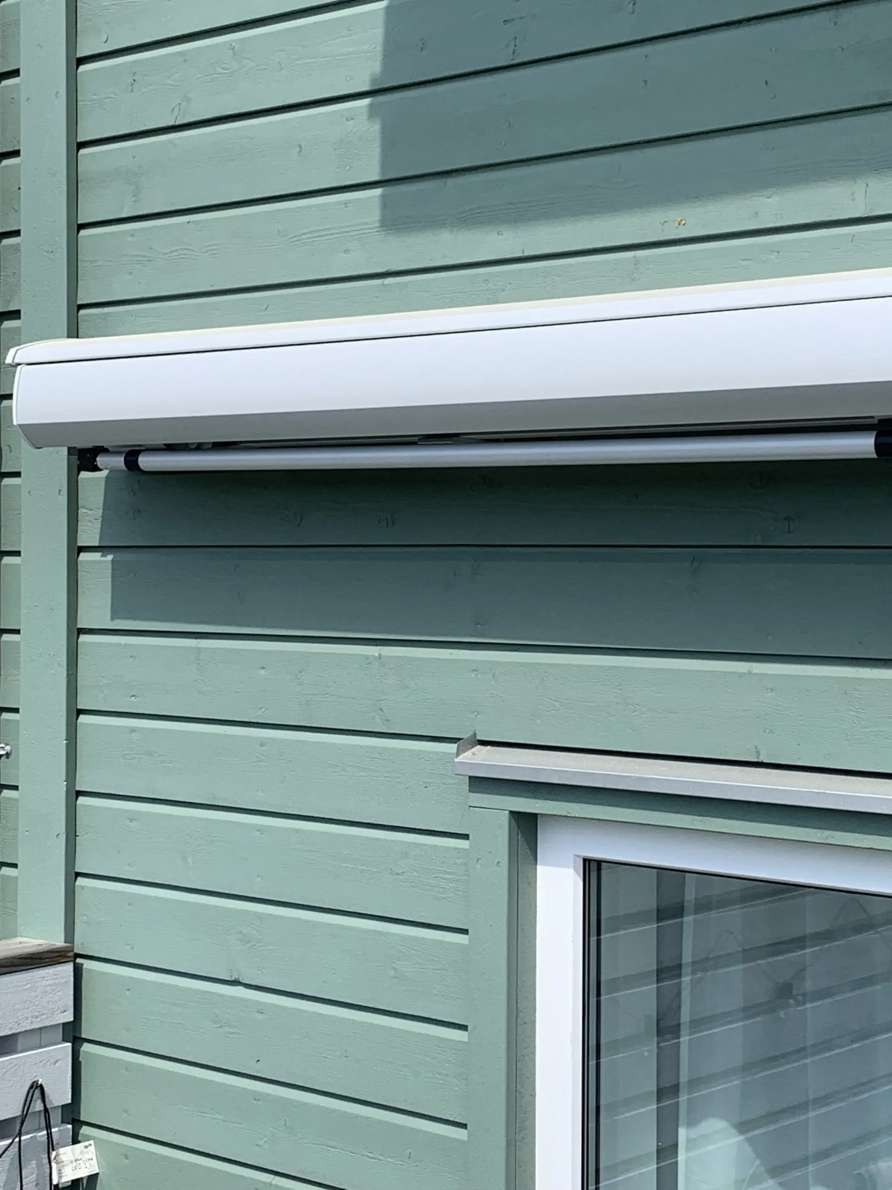 Svensktillverkad Terrassmarkis T370/380 halvkassett av högsta kvalitet
