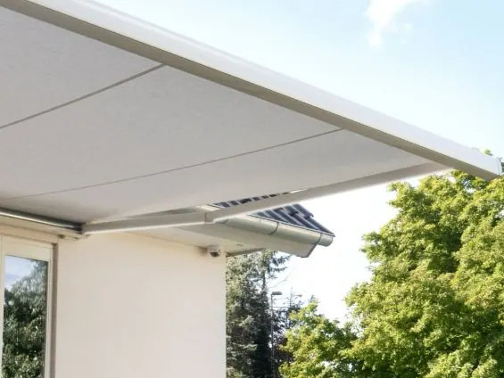 Terrassmarkis T720 med helkassett en exclusive markis med en snygg design. Måttanpassas exakt efter era behov