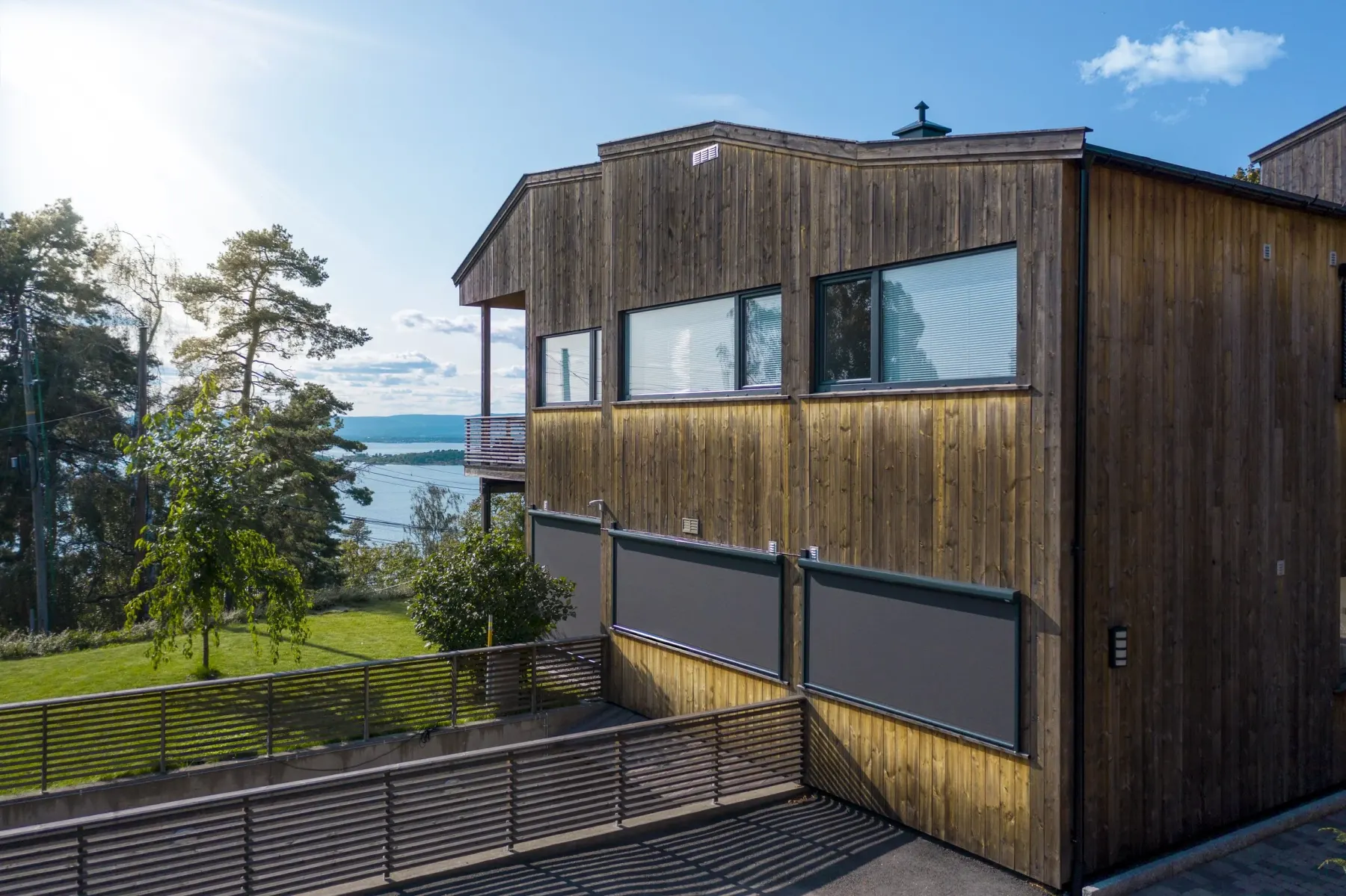 Vertikalgående fönstermarkis Zipscreen Z360