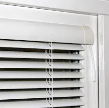 Måttbeställd Frihängande persienn 25 mm med designfront