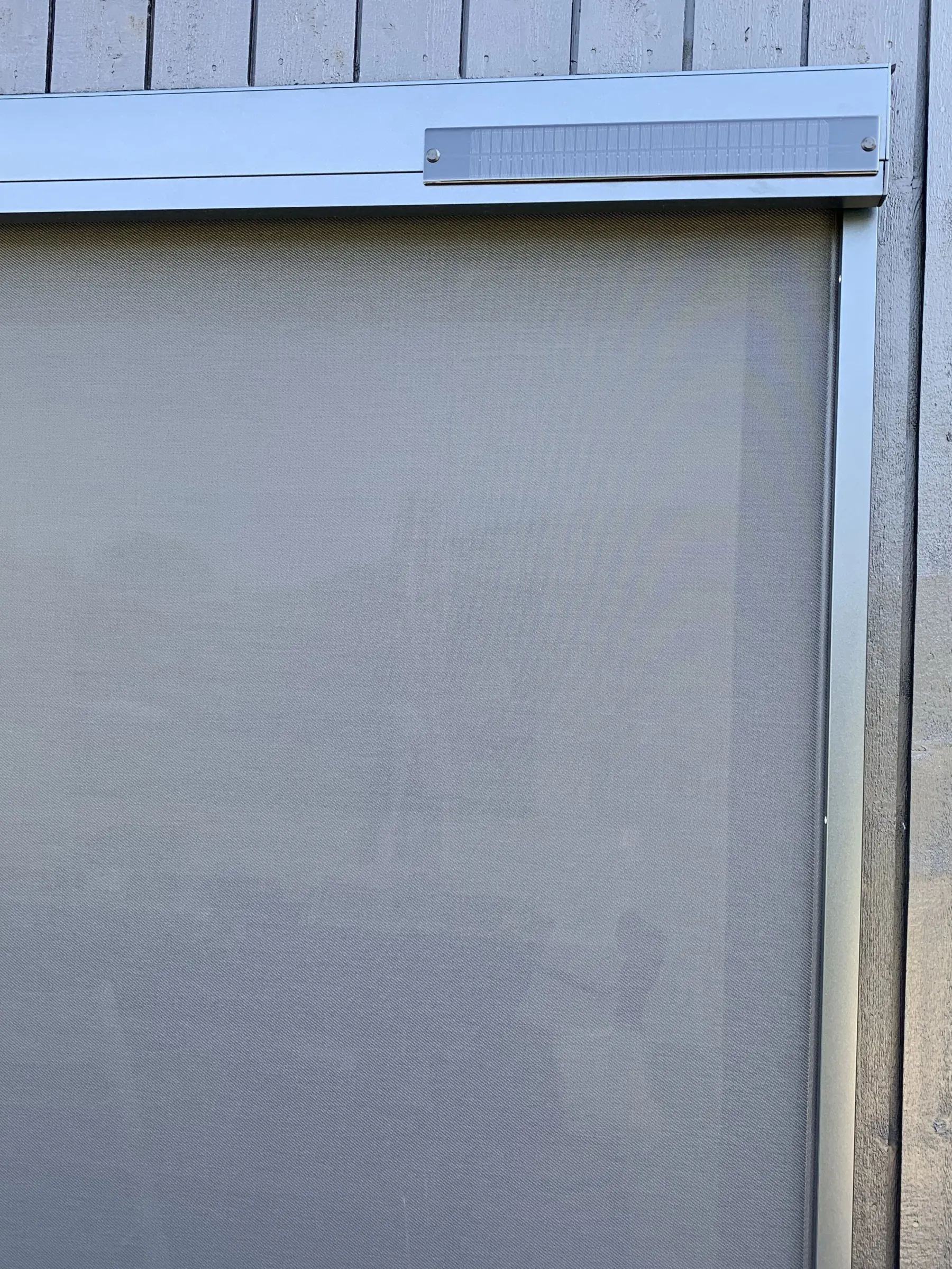 Zipscreen Z460 Solcell.Zip Screen som drivs av förnyelsebar energi.