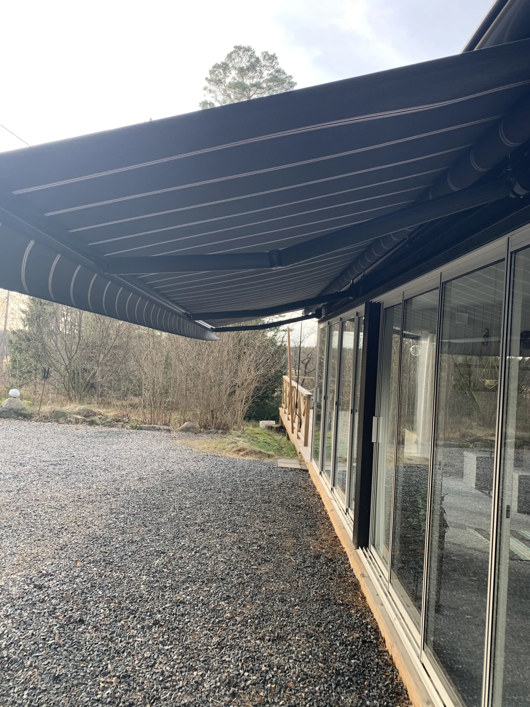 Terrassmarkis StyRa T420 svartlackerad