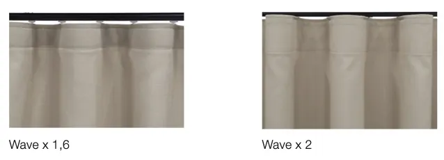 Två gardinlängder, en med wave x 1,6 och en med wave x 2, hängande på en gardinstång.
