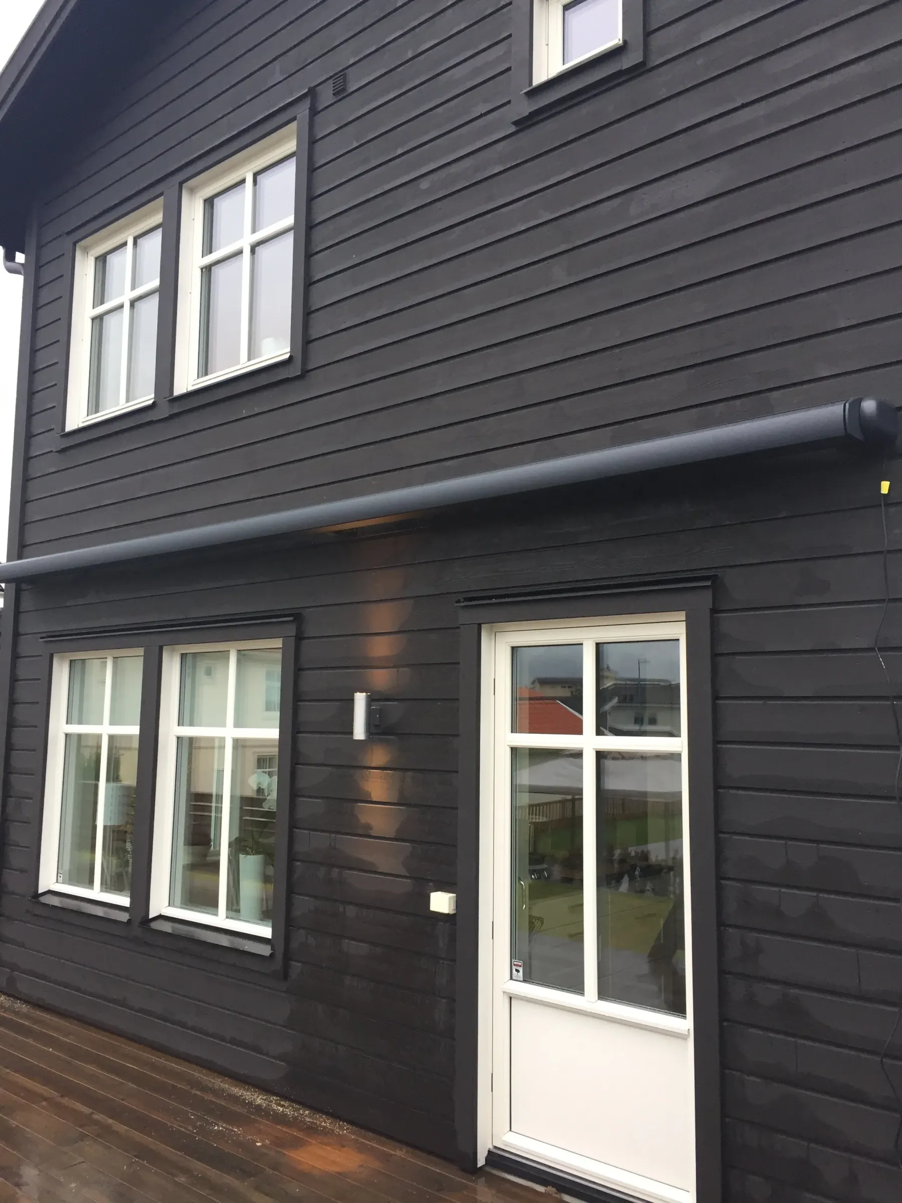Terrassmarkis StyRa T720 svartlackerad