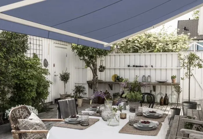 Terrassmarkis T230 vitlackerad, perfekt solskydd till er uteplats. Markisen är helt i aluminium med ugnslackerad yta för lång hållbarhet