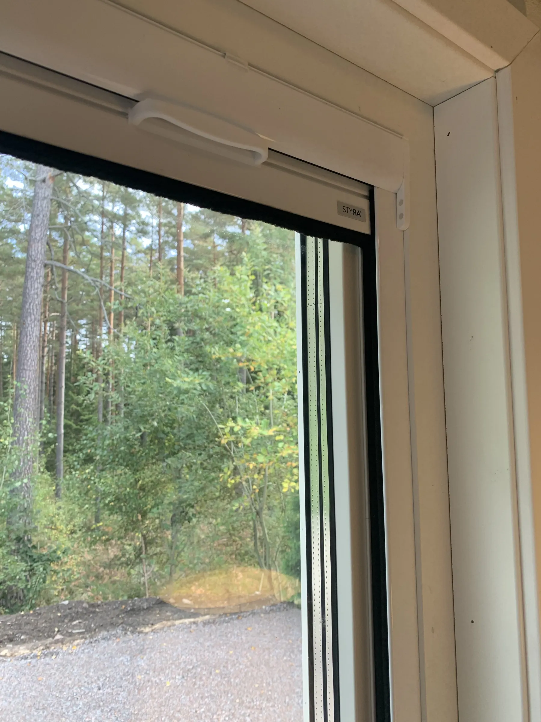 Skydd mot objudna gäster Insektsnät är det perfekta valet om du vill undvika störande insekter inomhus såsom flugor, myggor och getingar. Allt tillverkas efter dina mått för absolut bästa passform och skydd mot objudna gäster.
