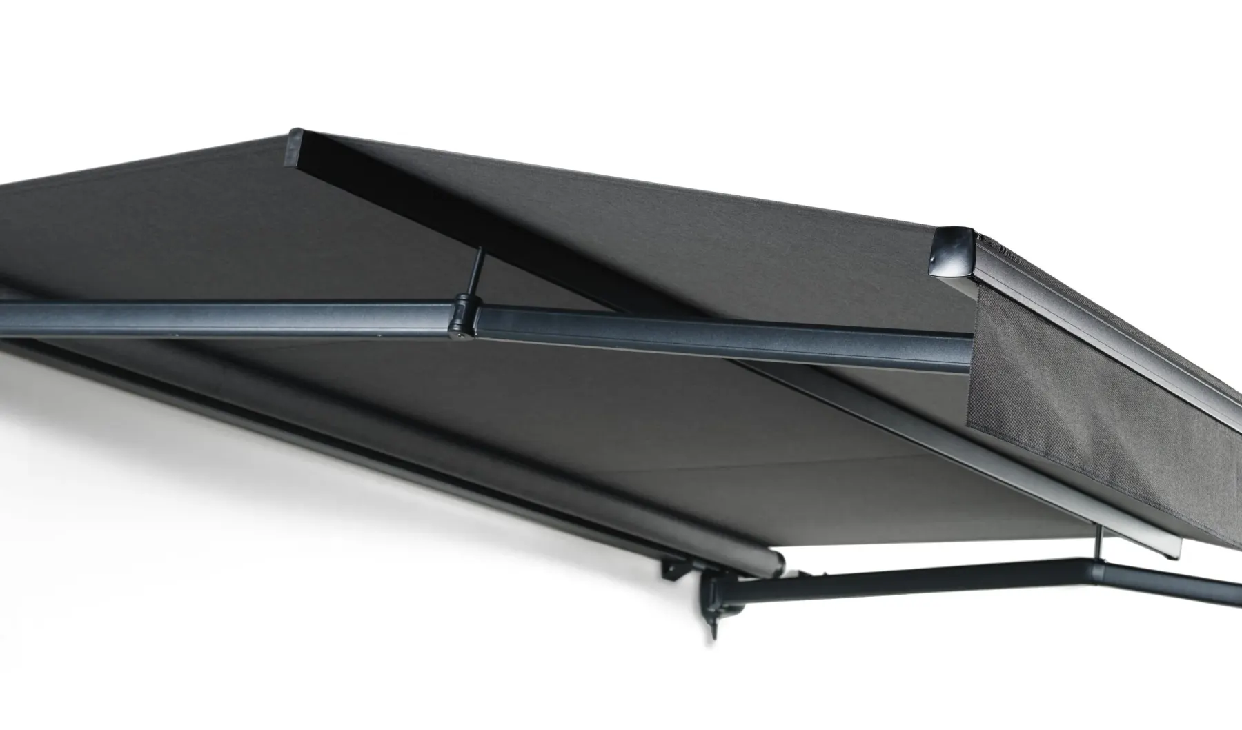 StyRa® T560 är utrustad med en dukbalk för extra rymd under markisen.