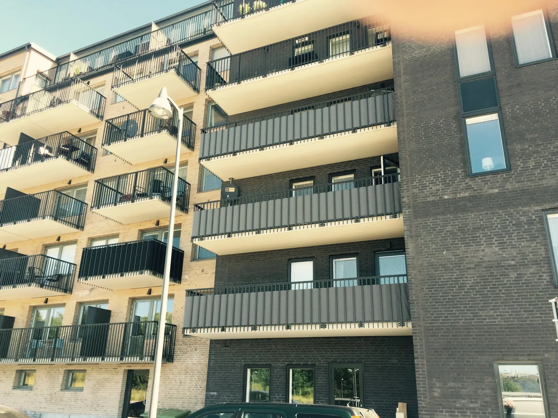 Balkongskydd med islagna öljetter