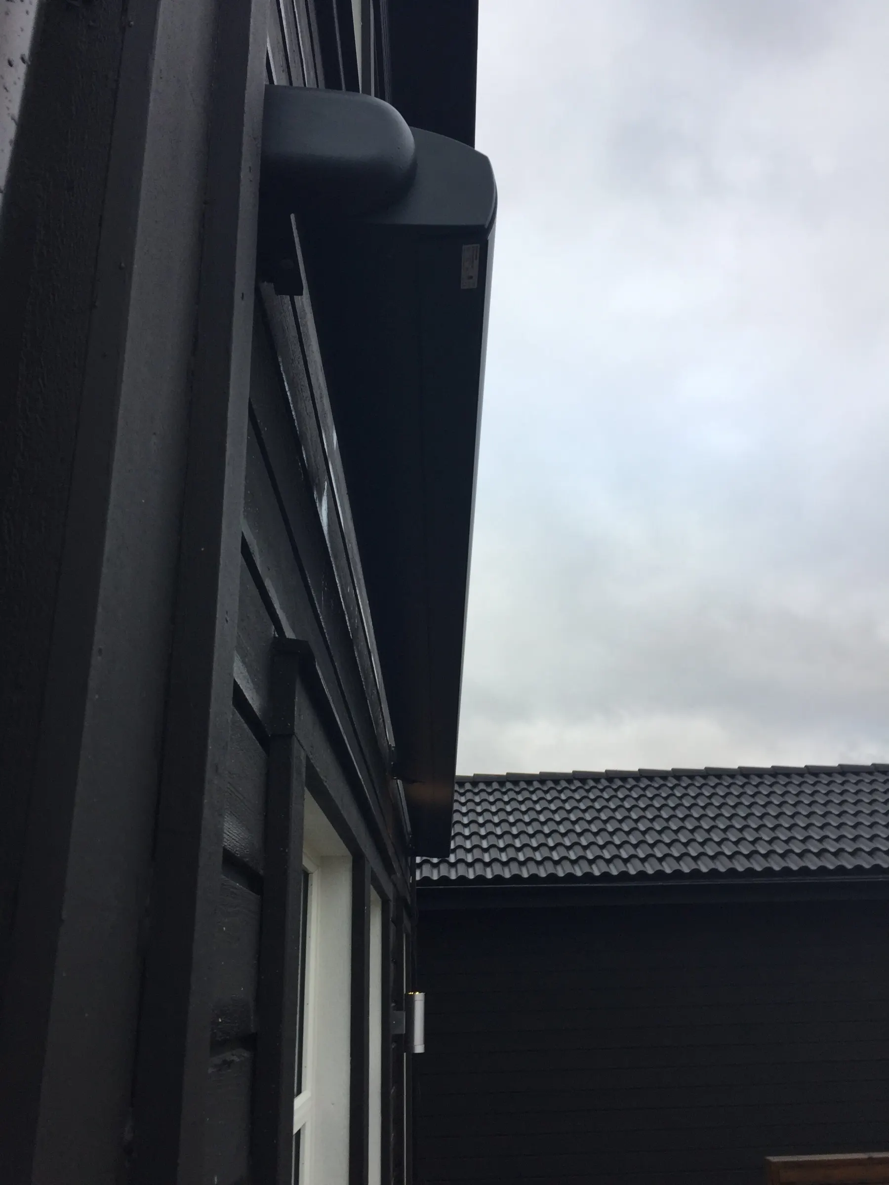 Terrassmarkis StyRa T720 svartlackerad