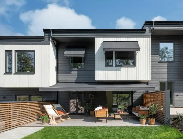 Terrassmarkis T420 med vevreglage och fönstermarkiser T320 med Somfy motorer